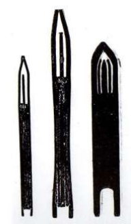 Links: kleine mazen (metaal).
Midden: middelgrote mazen (metaal).
Rechts: deze naald is circa 1930 uit hout gemaakt.